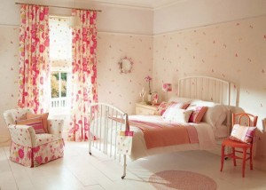 Minimalist-Bedroom-Decoration-with-Floral-Wallpaper-600x429